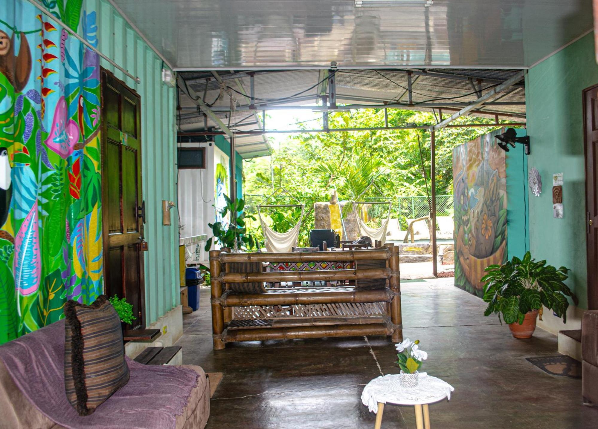 The Jungle Container Bed & Breakfast Quepos Exterior photo