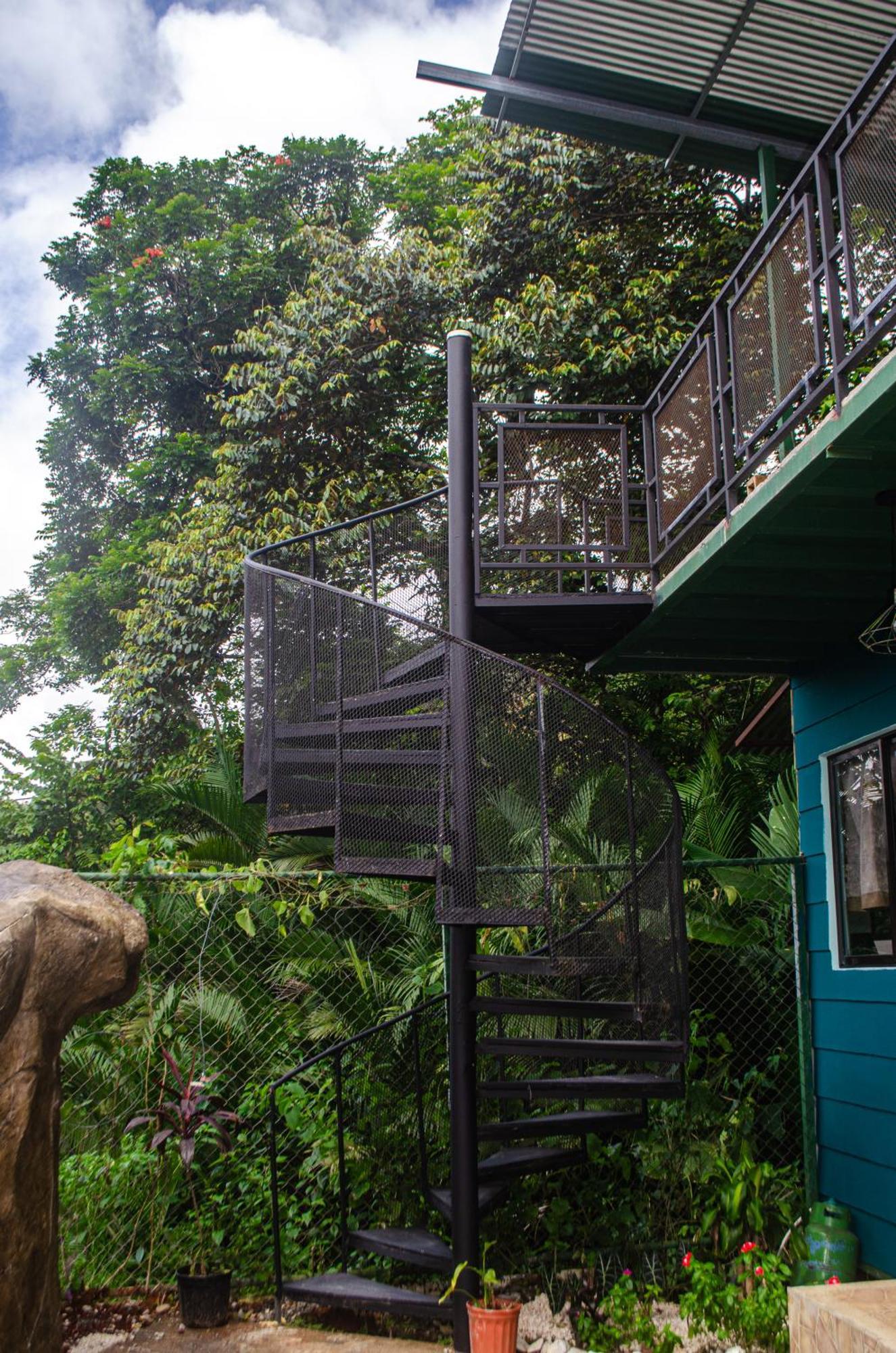 The Jungle Container Bed & Breakfast Quepos Exterior photo