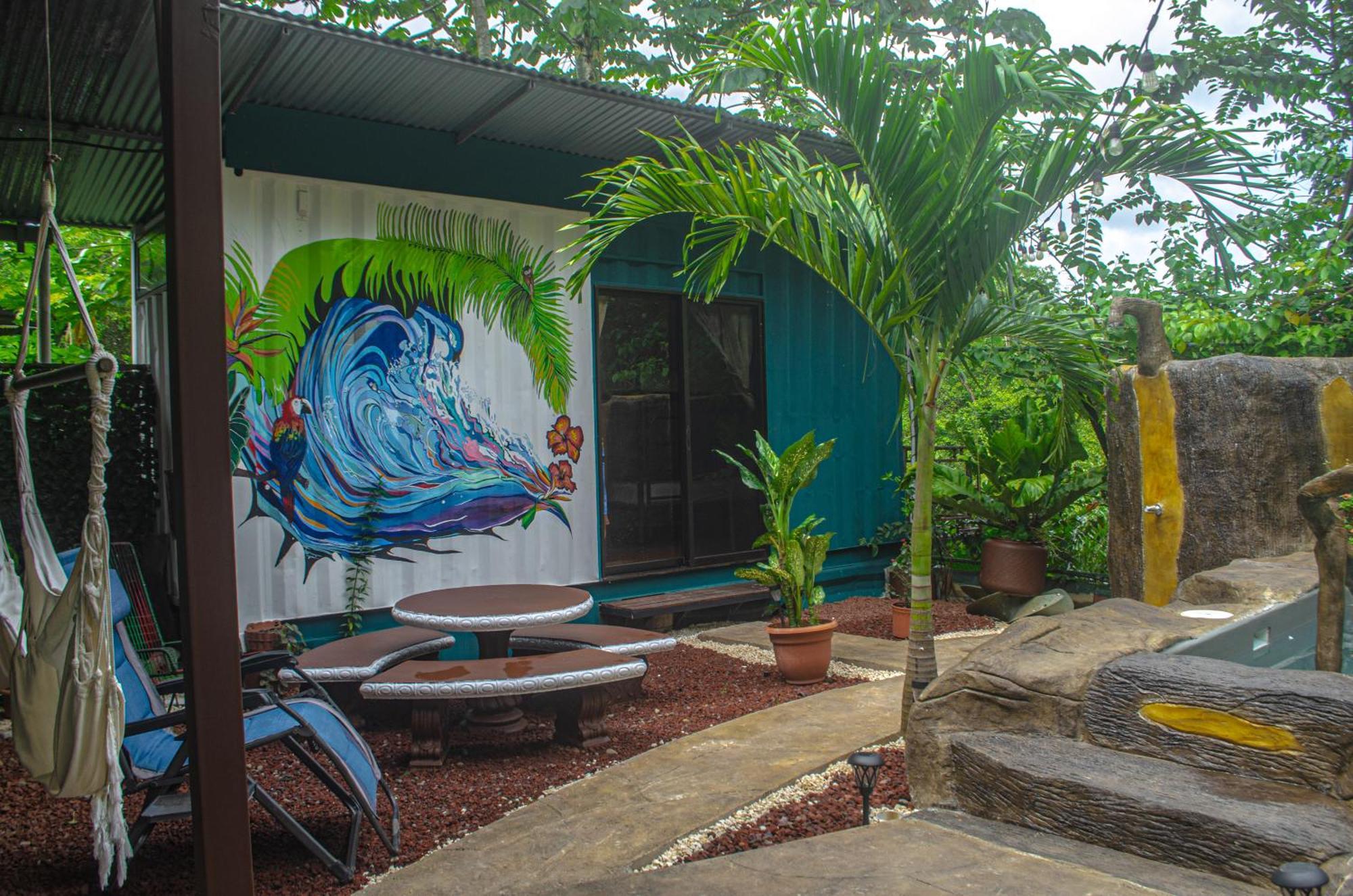 The Jungle Container Bed & Breakfast Quepos Exterior photo